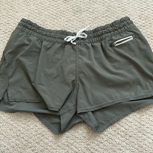 Vuori size large green shorts